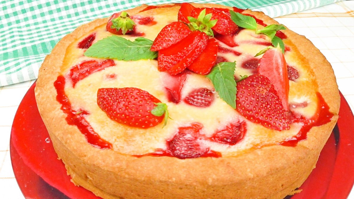 Заливной пирог с клубникой