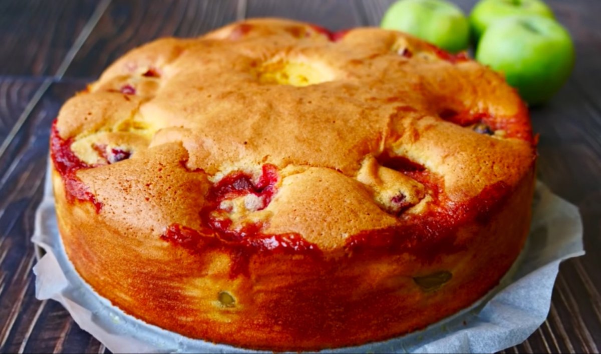 Пирог с колбасой и сыром