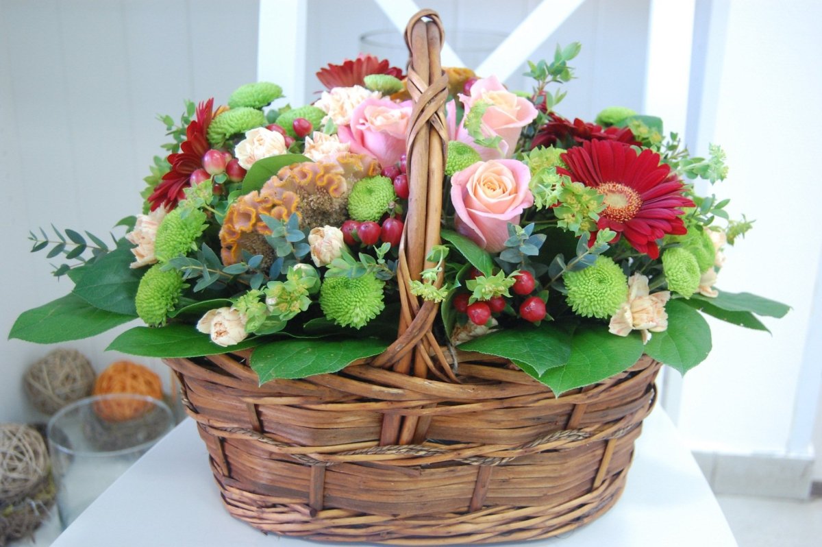 Флористическая композиция в корзине
