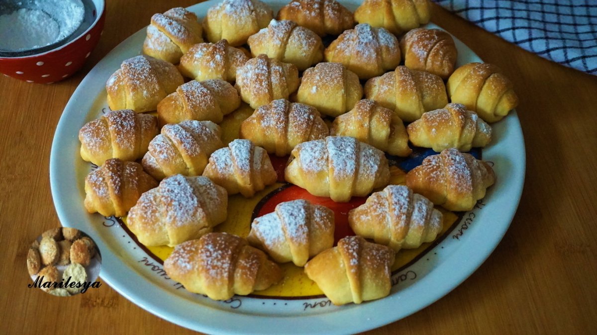 Дрожжевые чешские рогалики