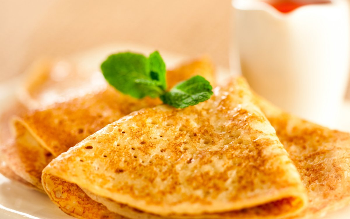 Чай с блинчиками и оладушками