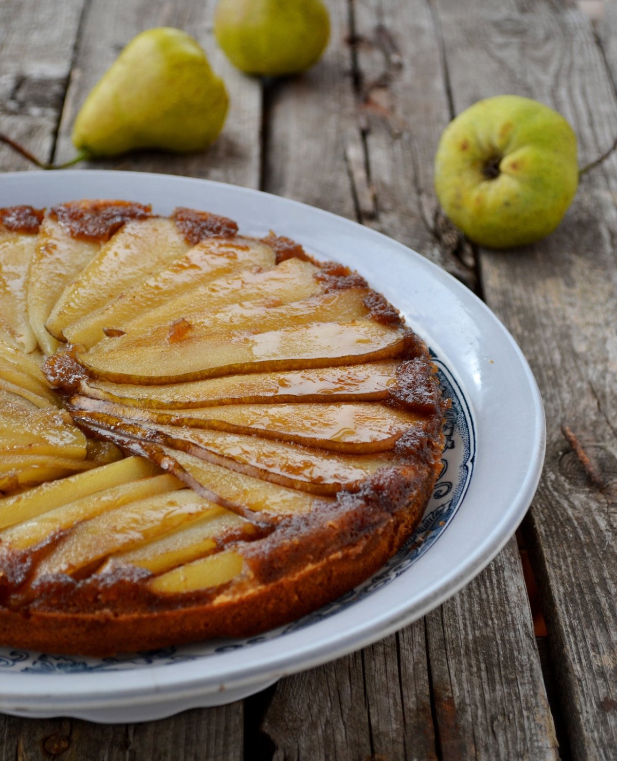 Шарлотка с грушами