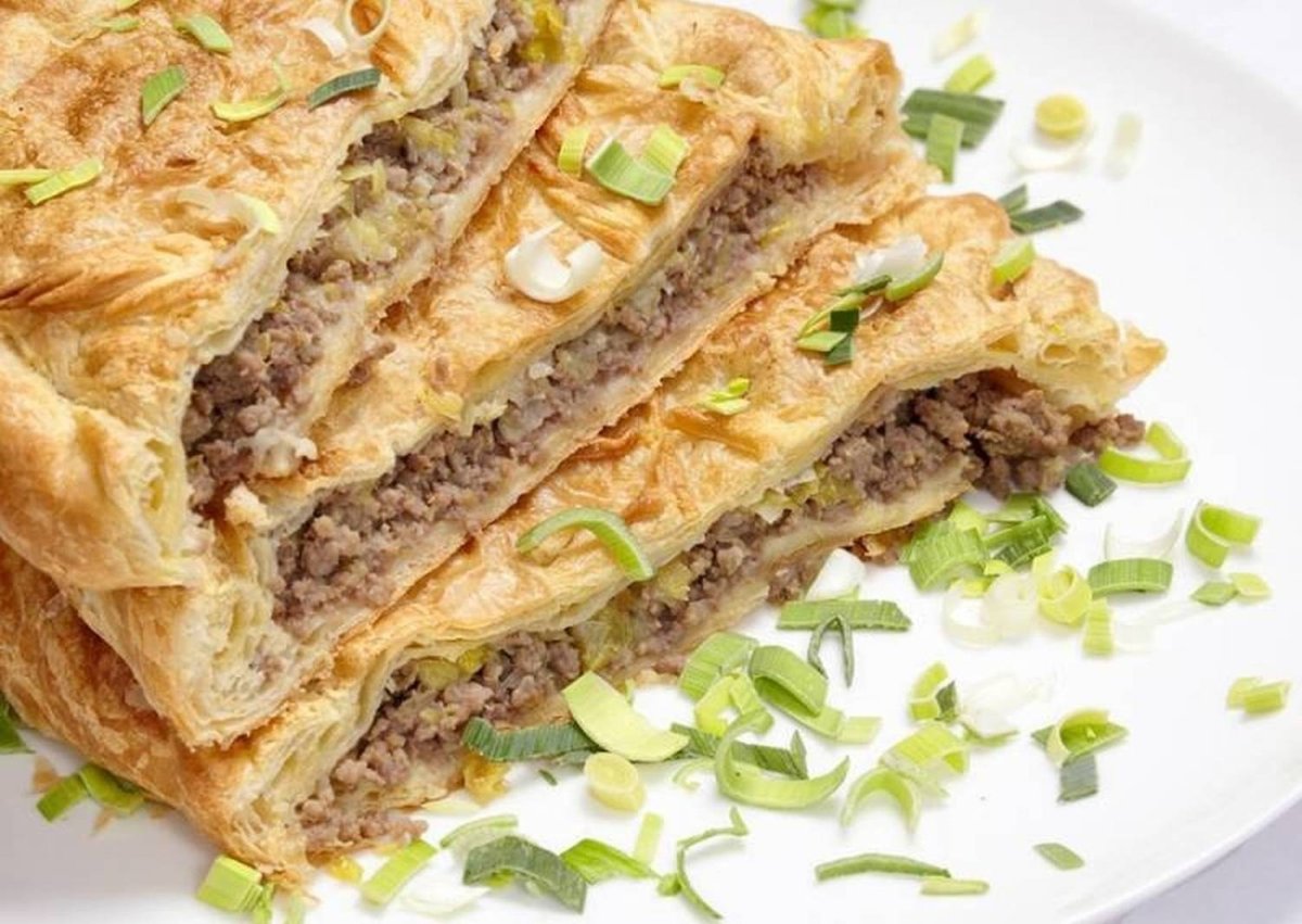 Пирог с мясом из слоеного теста