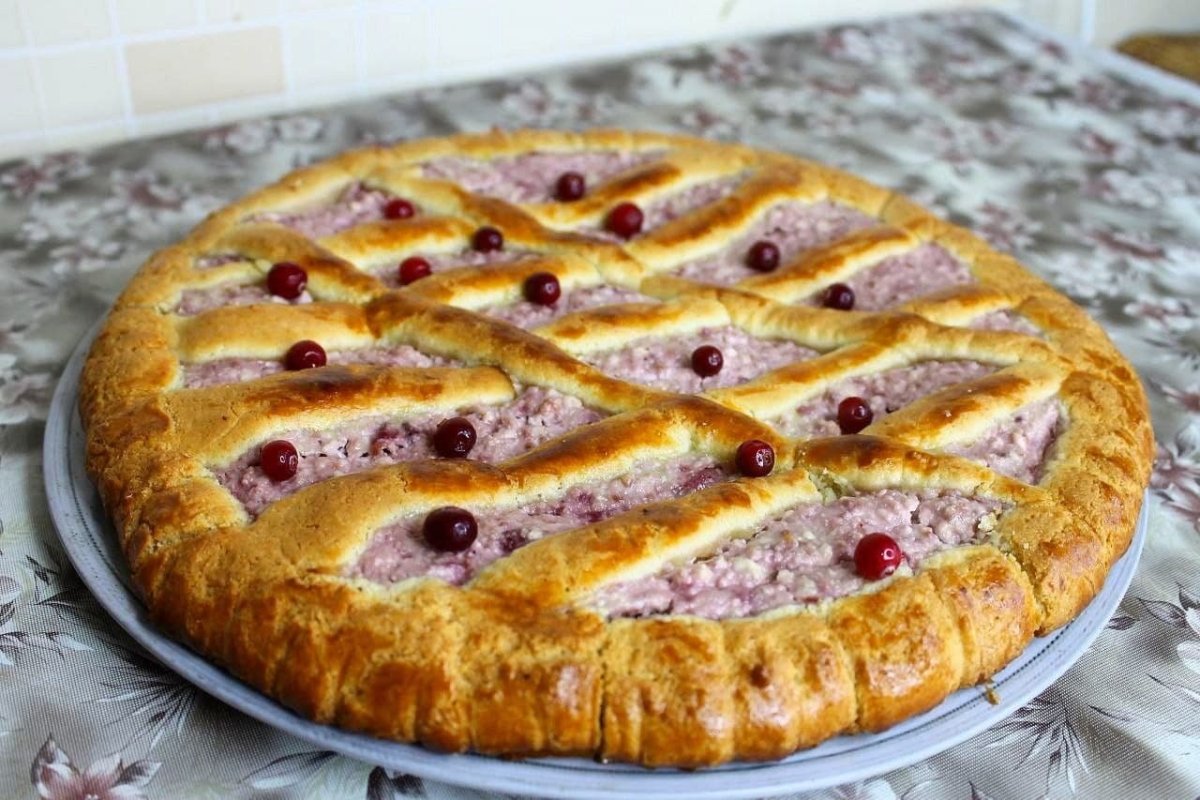 Пирок песочный с творогом и вишней