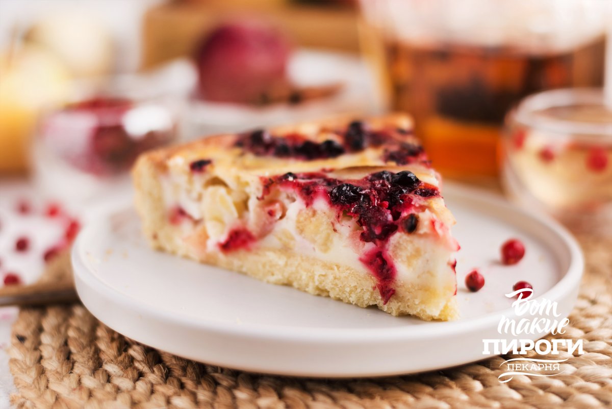 Песочный пирог с яблоками и брусникой