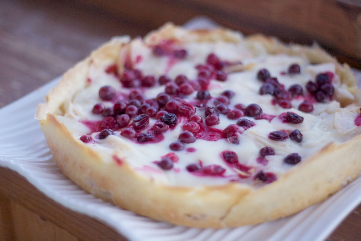 Пирог с яблоком и брусникой