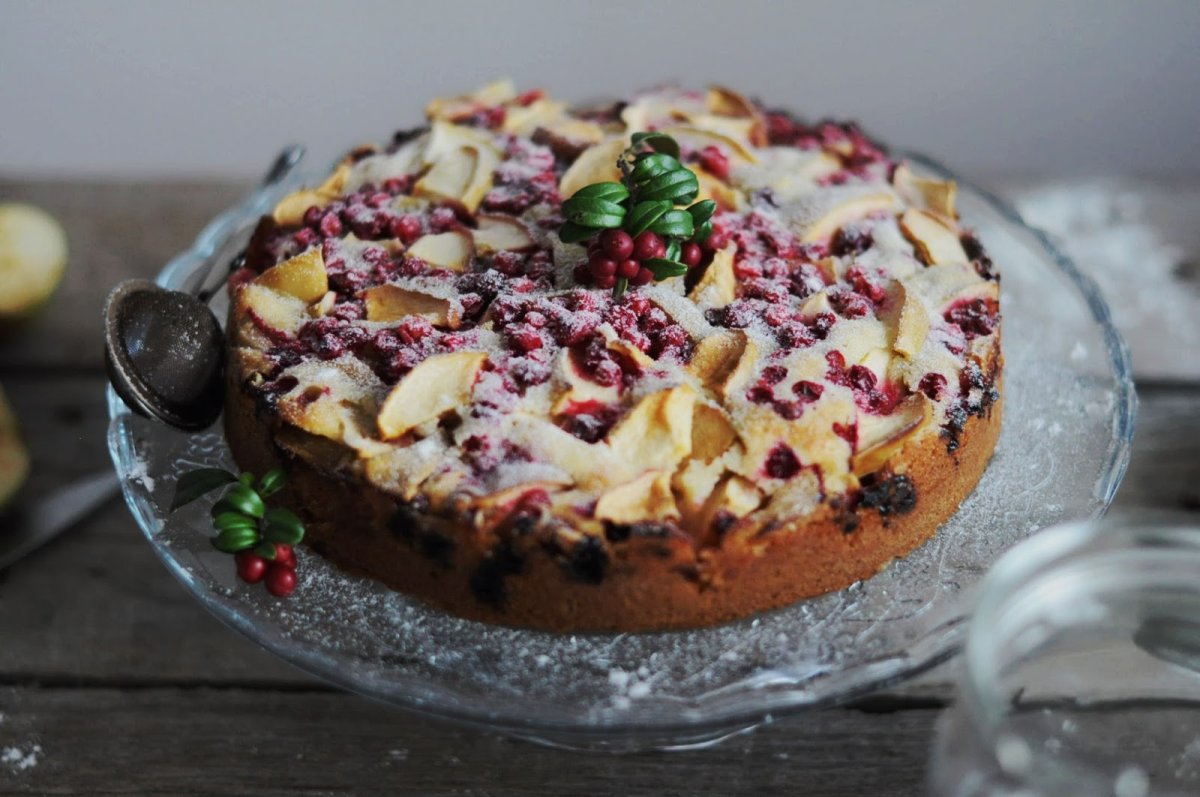 Сладкий пирог с яблоком и брусникой