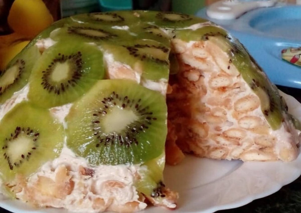 Торт из крекера рыбки со сметаной и бананом и киви