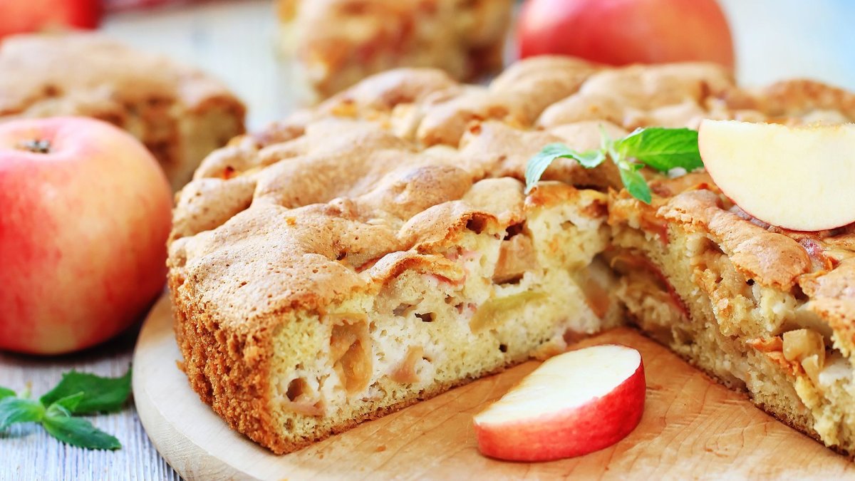 Шарлотка с яблоками
