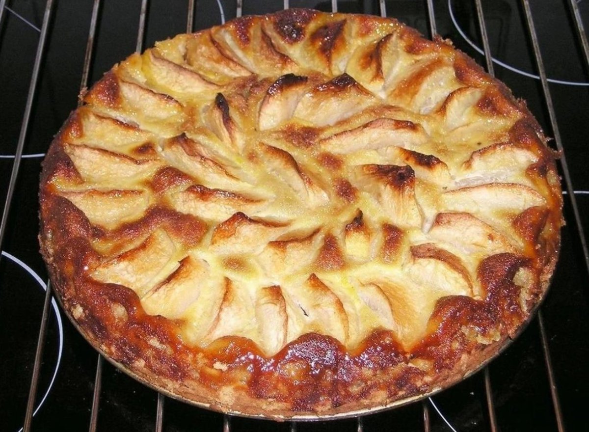 Шарлотка с яблоками домашняя