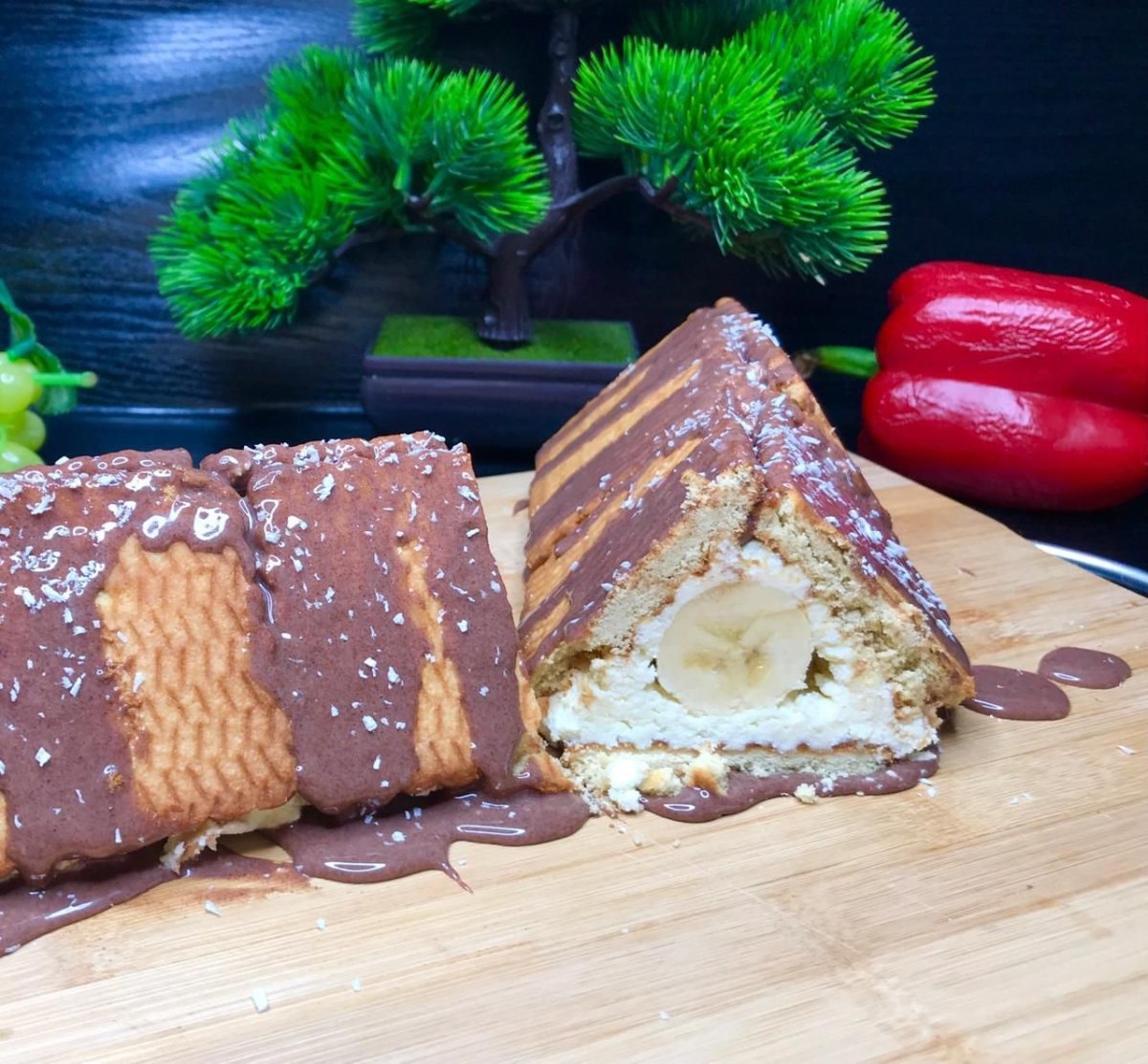 Творожный домик из печенья с бананом