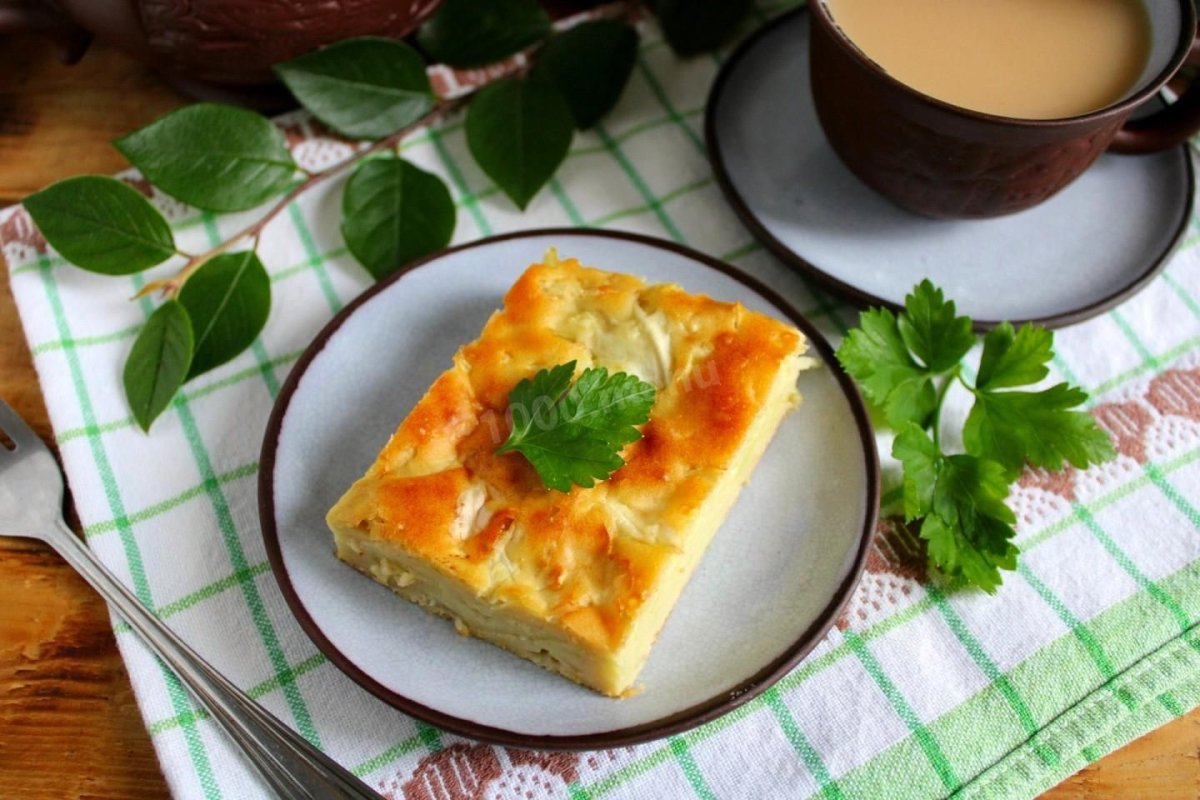 Заливной пирог с луком и яйцом на кефире