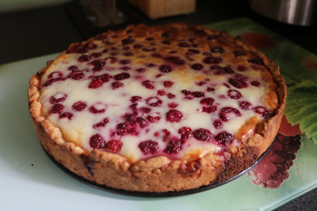 Заливной пирог с луком и яйцом