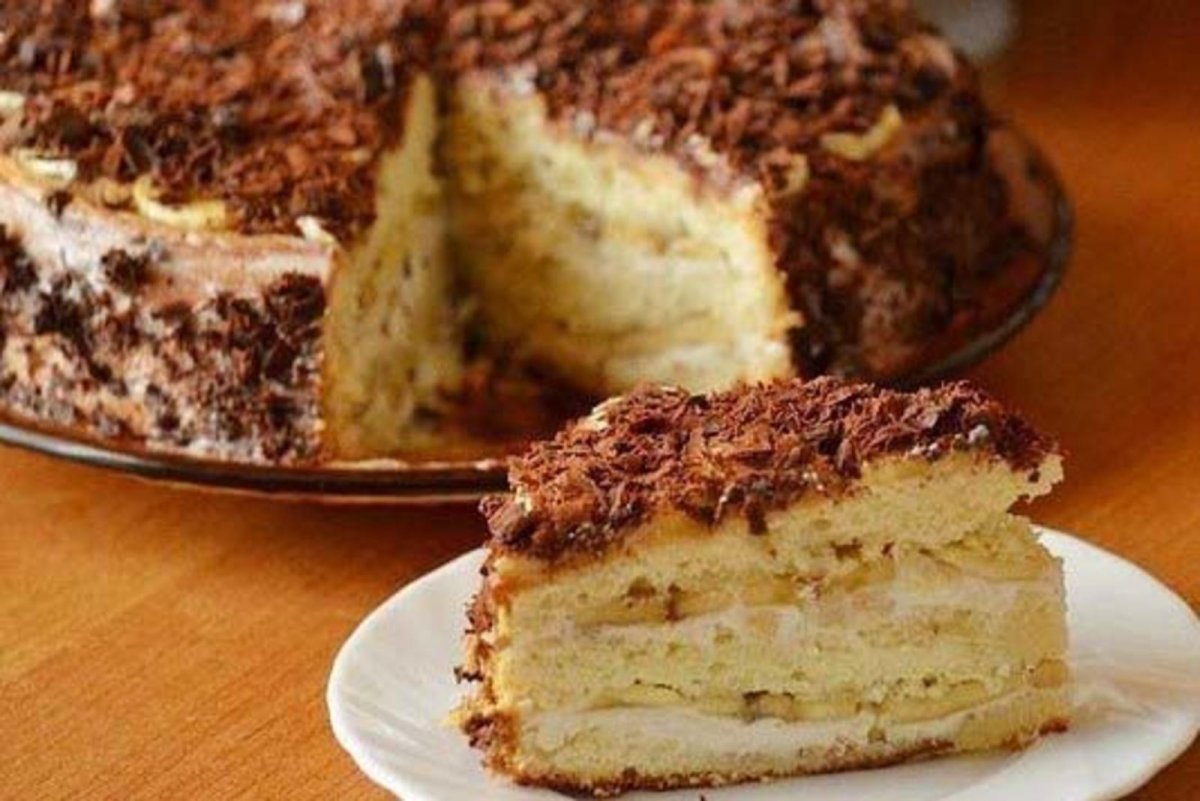Шарлотка с творогом и яблоками