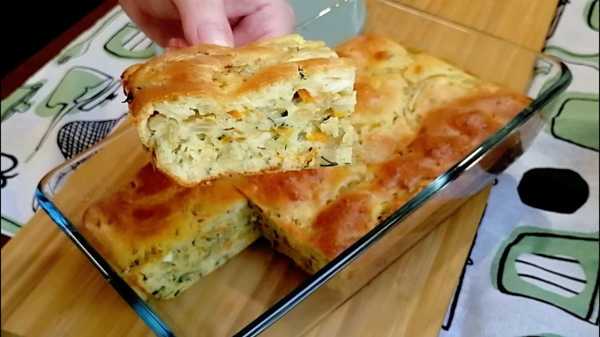 Пирог с капустой на белом фоне
