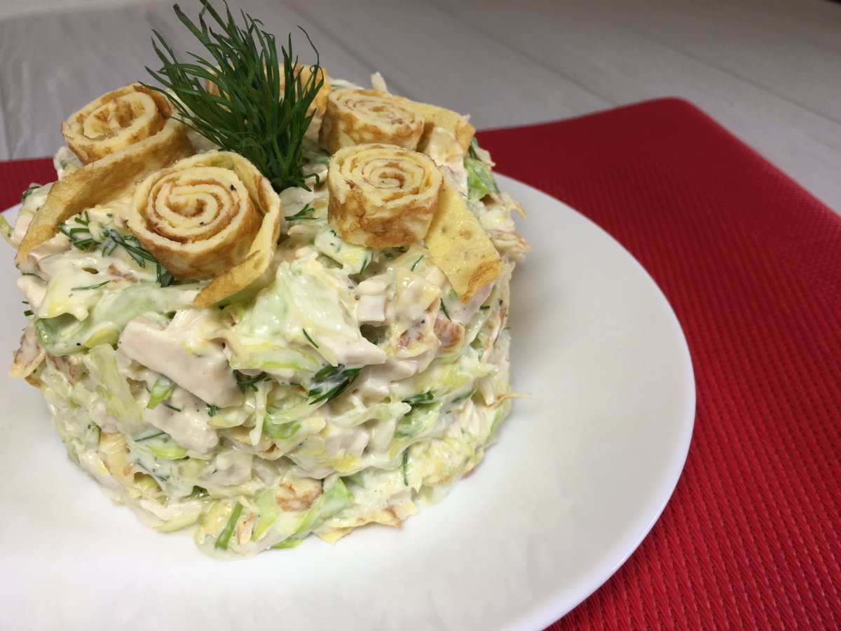 Салат с яичными блинчиками и копченой курицей