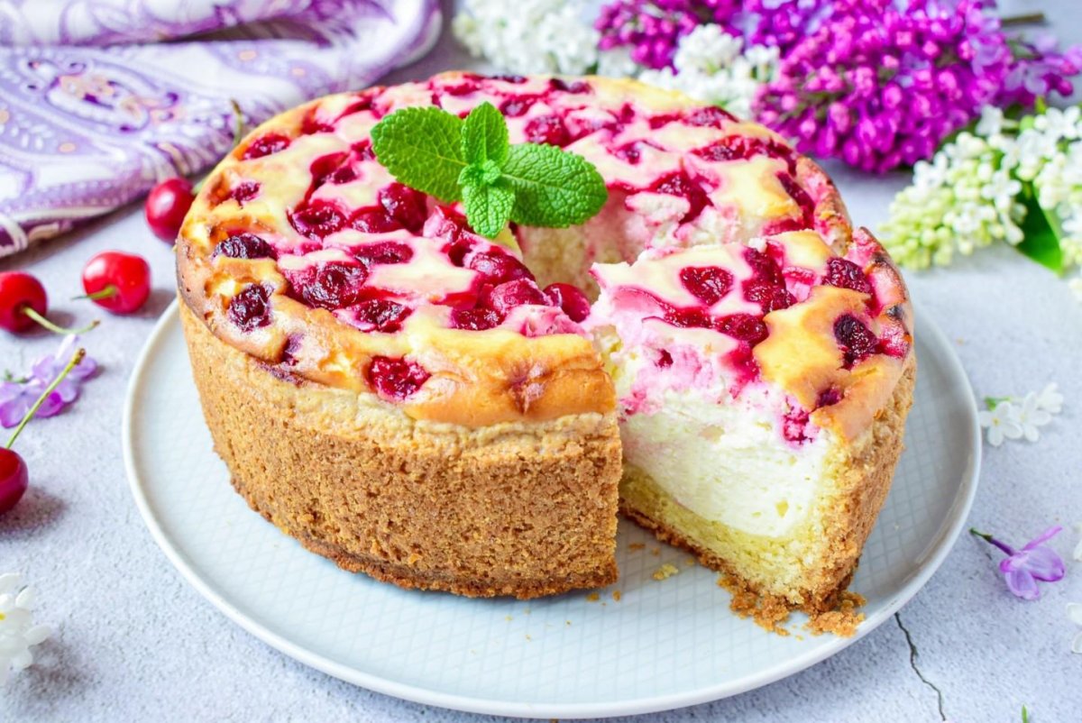 Пирог с брусникой и сметаной