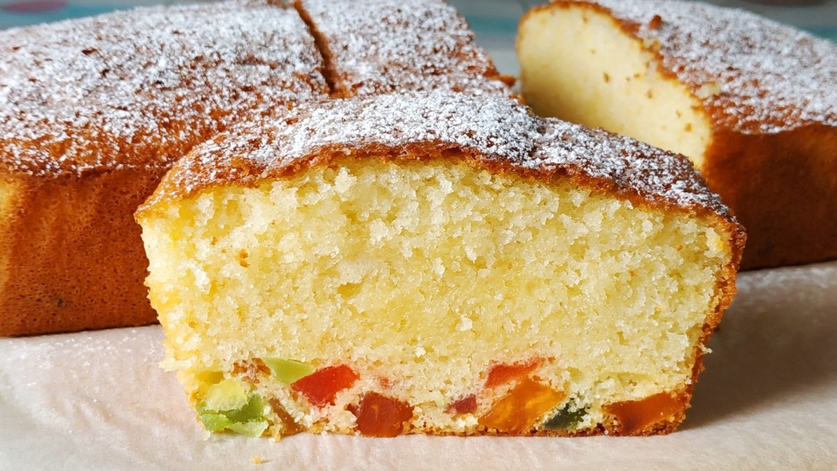 Шарлотка с яблоками и ягодами