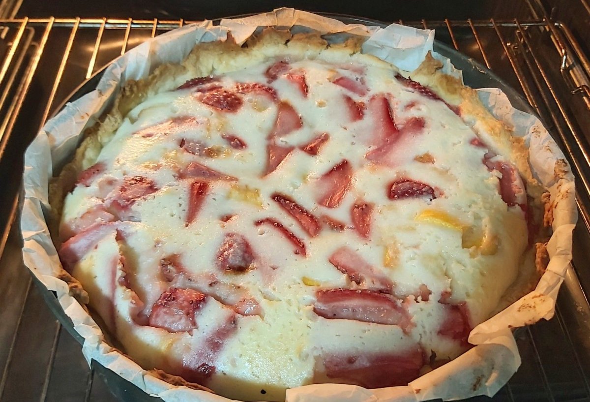 Шарлотка с клубникой