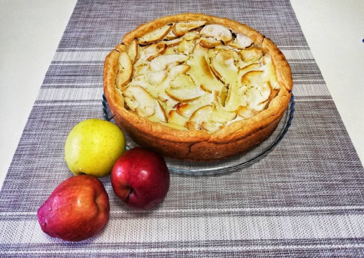 Шарлотка с карамелизированными грушами