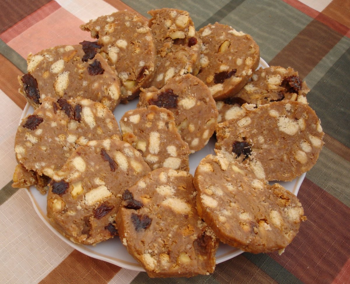 Шоколадная колбаса с грецкими орехами