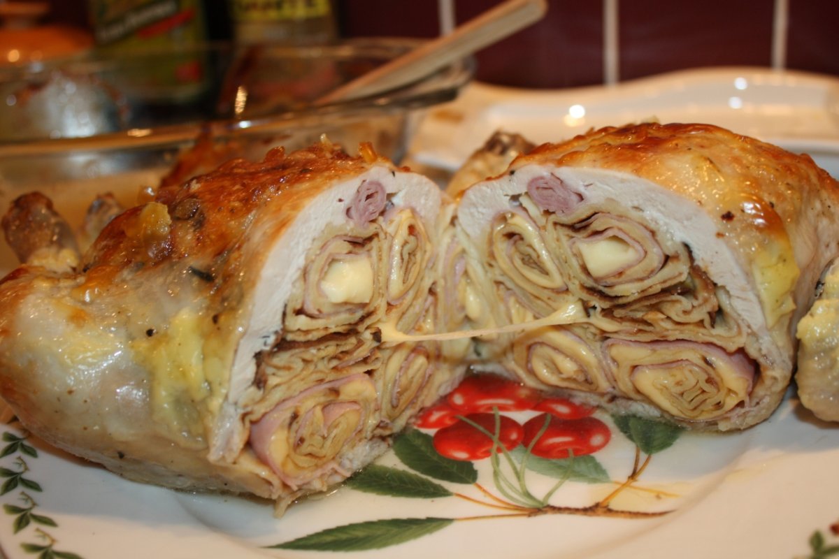 Курица фаршированная блинами