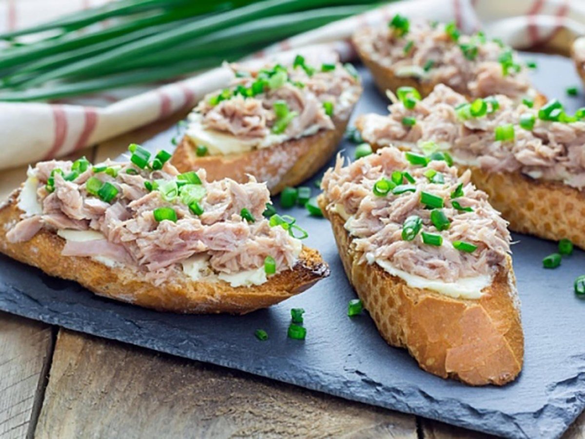 Тартинки с селедкой мировой закусон