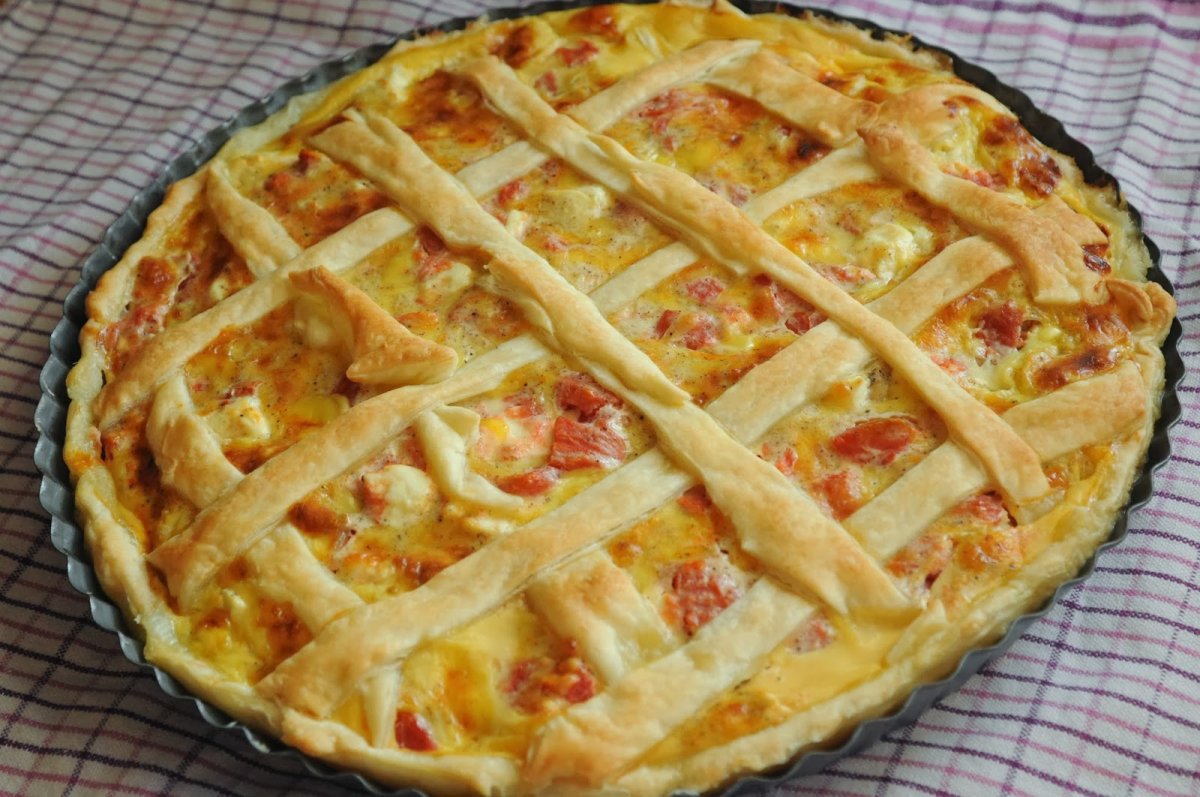 Пирог с беконом и сыром из слоеного теста
