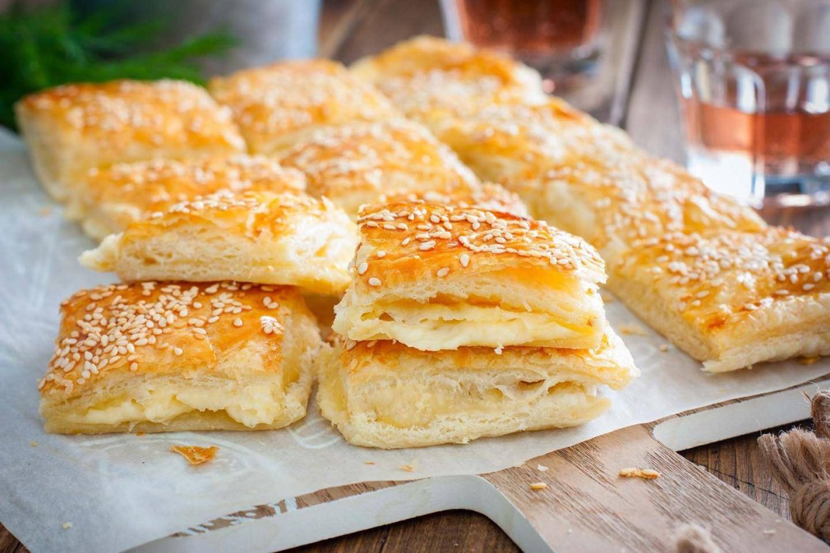 Пирог мясной слоеный