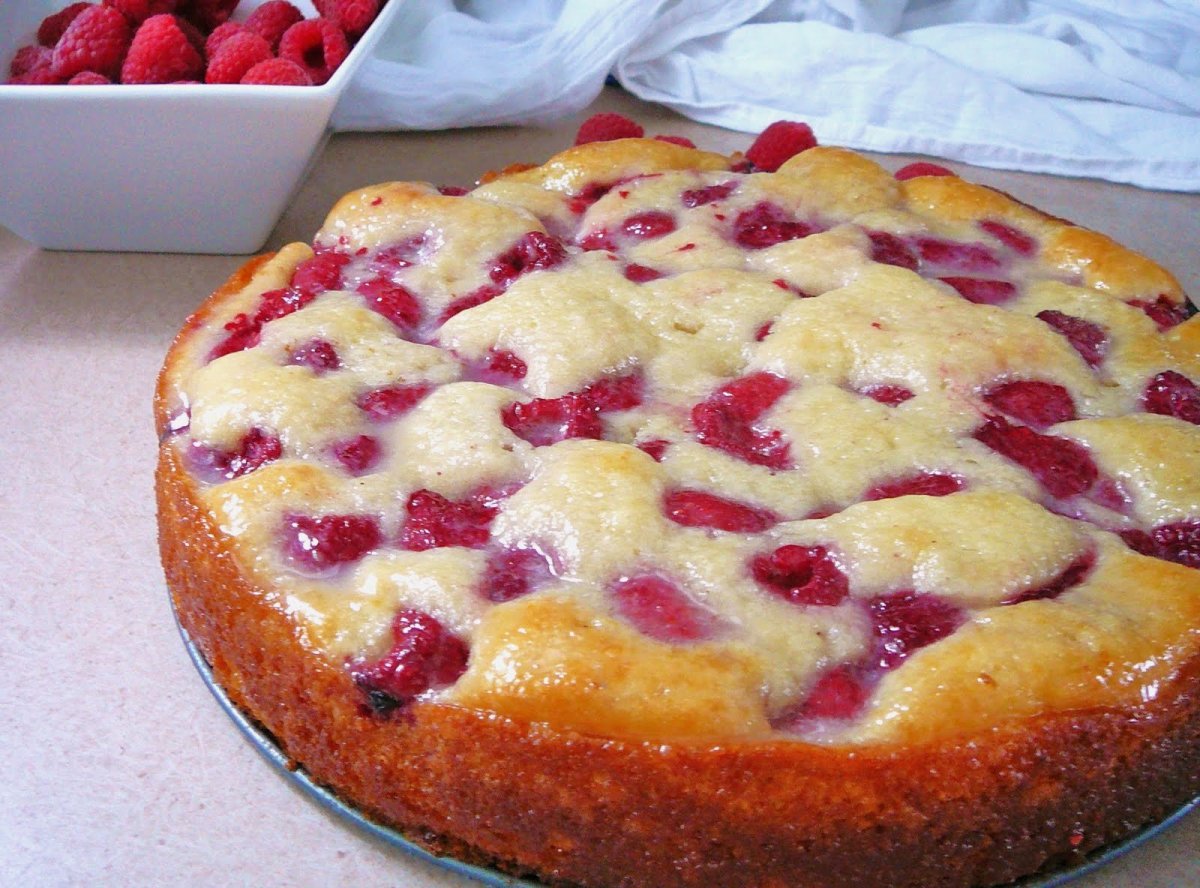 Шарлотка с вишней