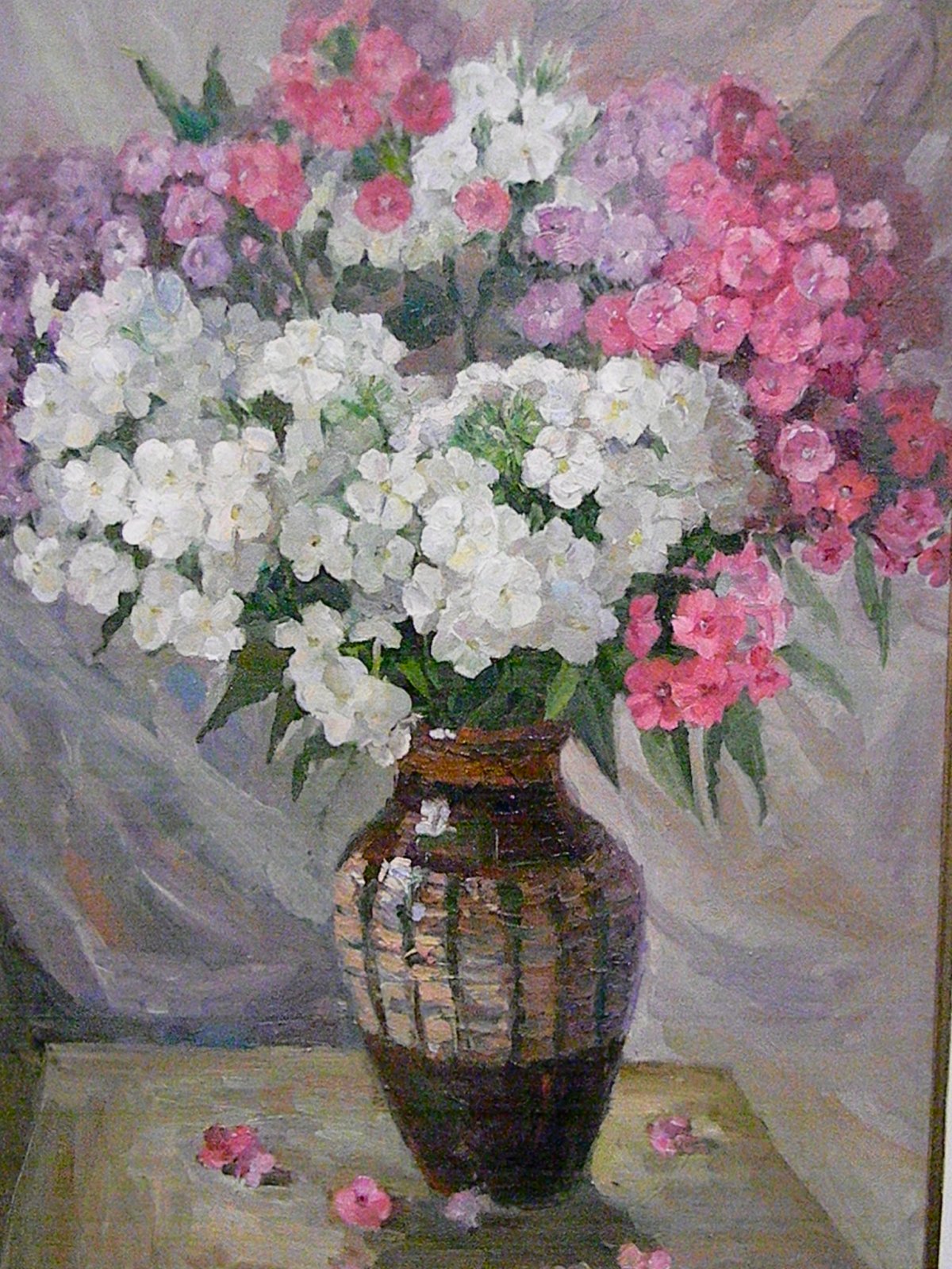 Цветы в руках без лица
