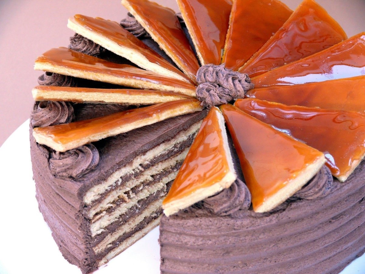 Шарлотка с клубникой