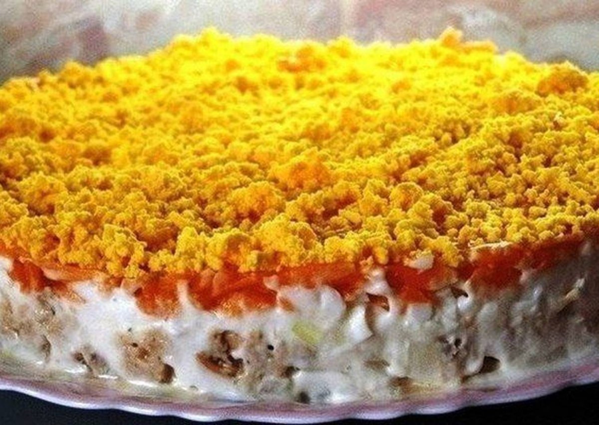 Слоеный салат с крабовыми палочками