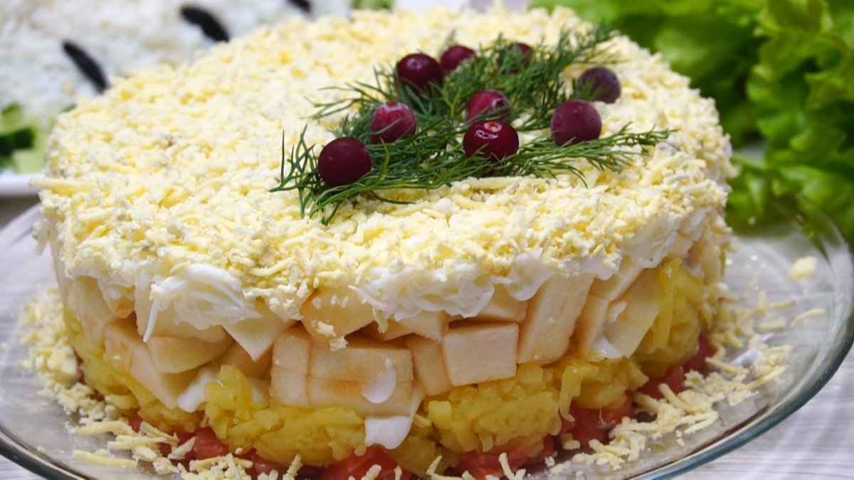 Салат слоеный с крабовыми палочками и огурцом