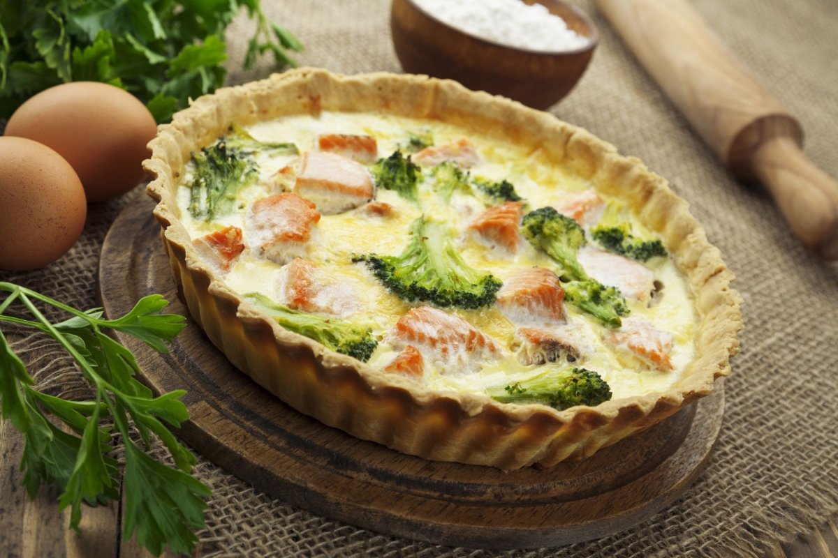 КИШ С семгой и брокколи
