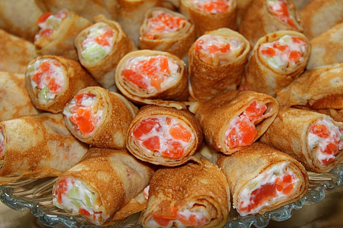 Сладкие роллы на тарелки