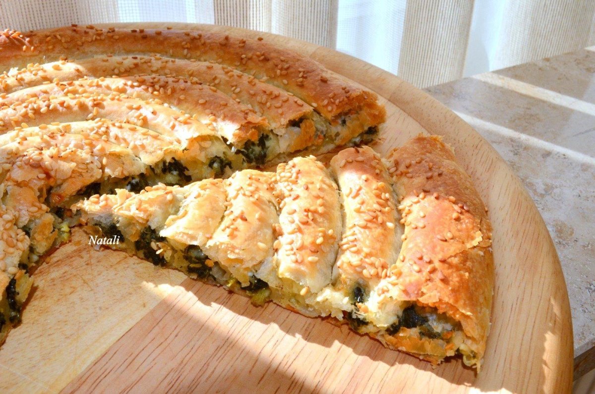 Слоеный пирог со шпинатом и сыром