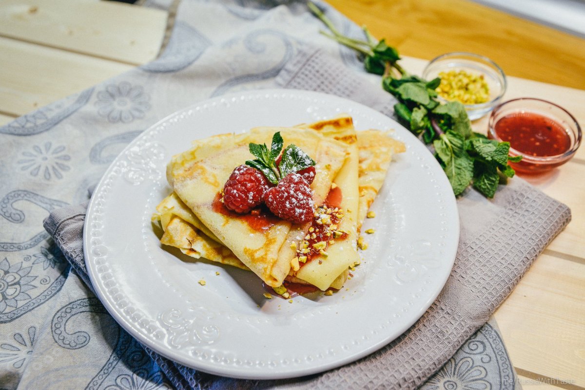 Блины с икрой и водкой