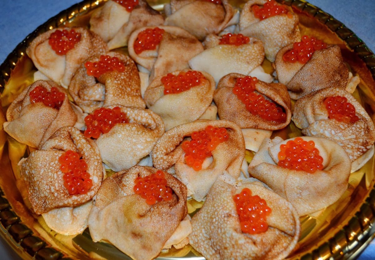 Раздача блинов на Масленицу