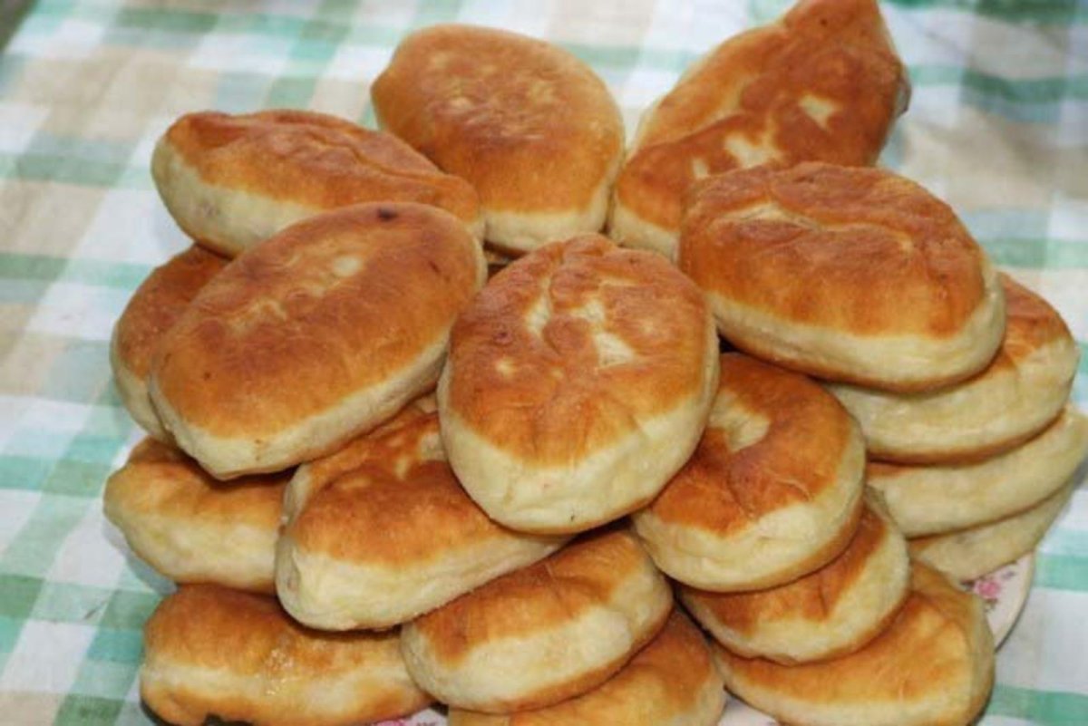 Яблочный пирог на кефире на сковороде