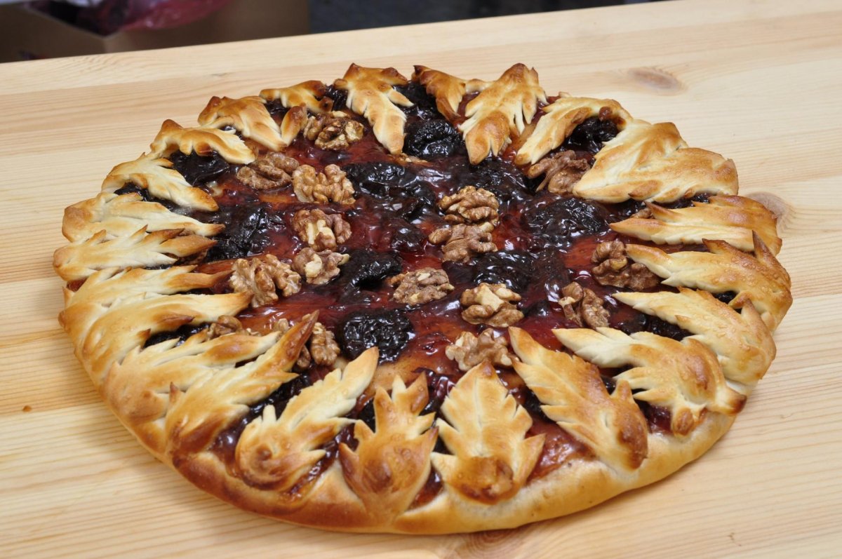 Пирог с черносливом и грецкими орехами