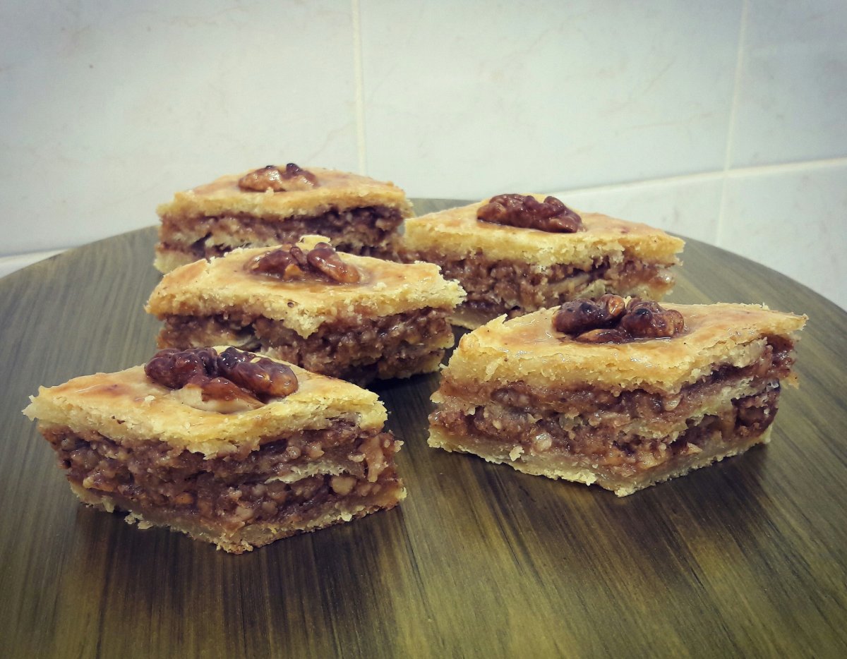Пирог с брусникой и сметаной