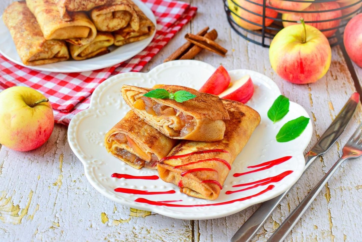 Блины с яблоком и корицей