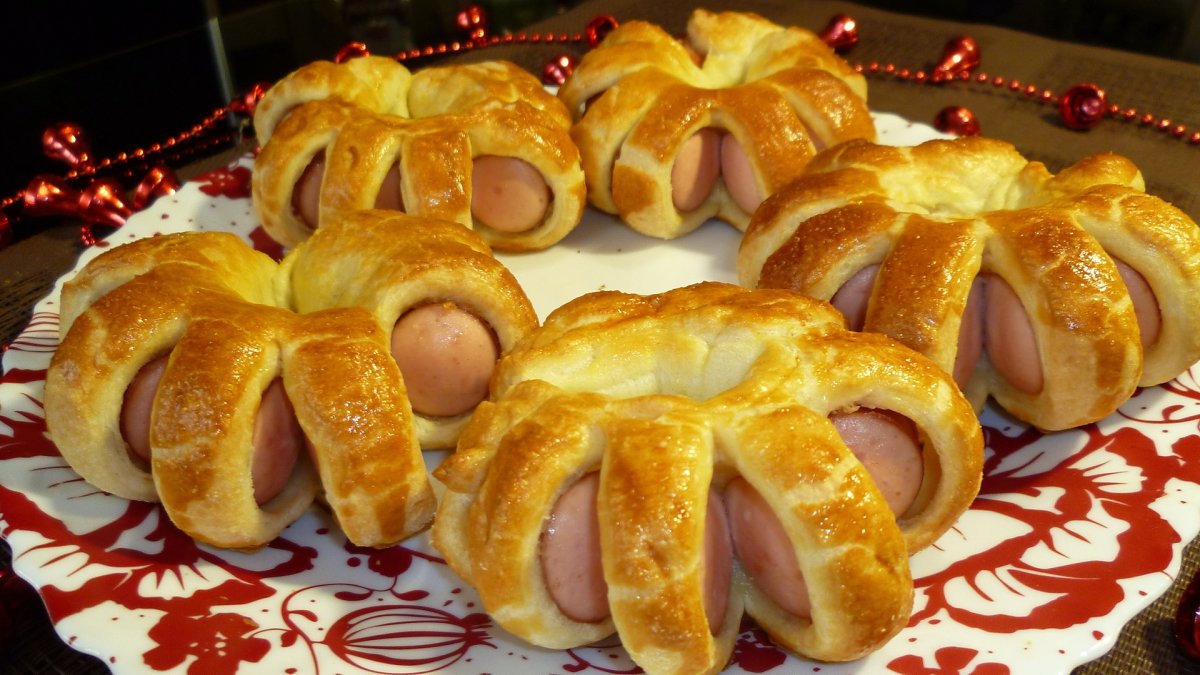 Выпечка с сосисками