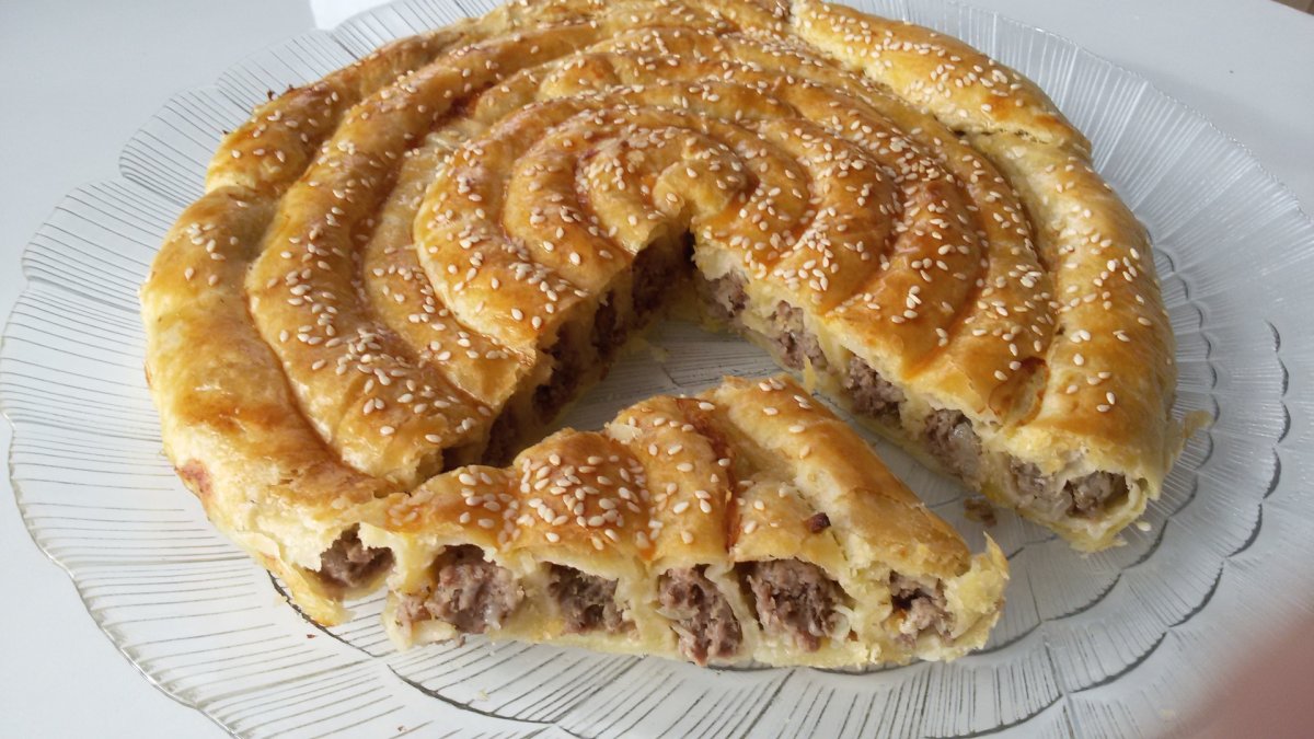 Пирог из слоёного теста с сосисками и сыром