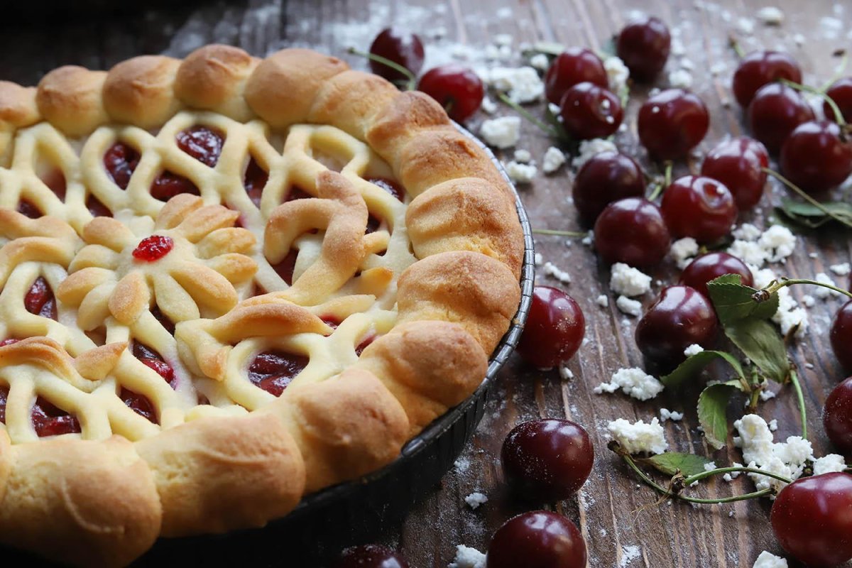 Пирог с сосисками и сыром