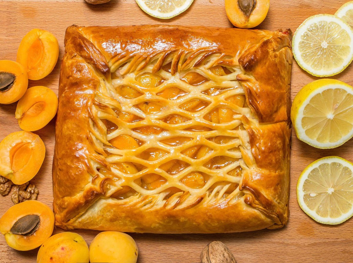 Слоеные пирожки с курицей