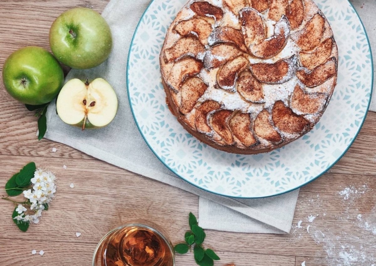 Пирог яблочный без молока и кефира