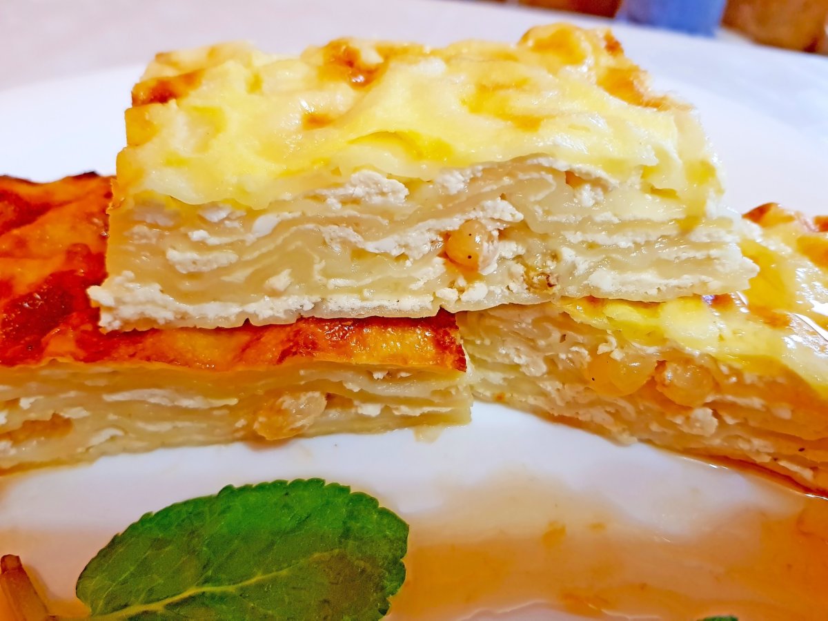 Пирог из лаваша с творогом и сыром