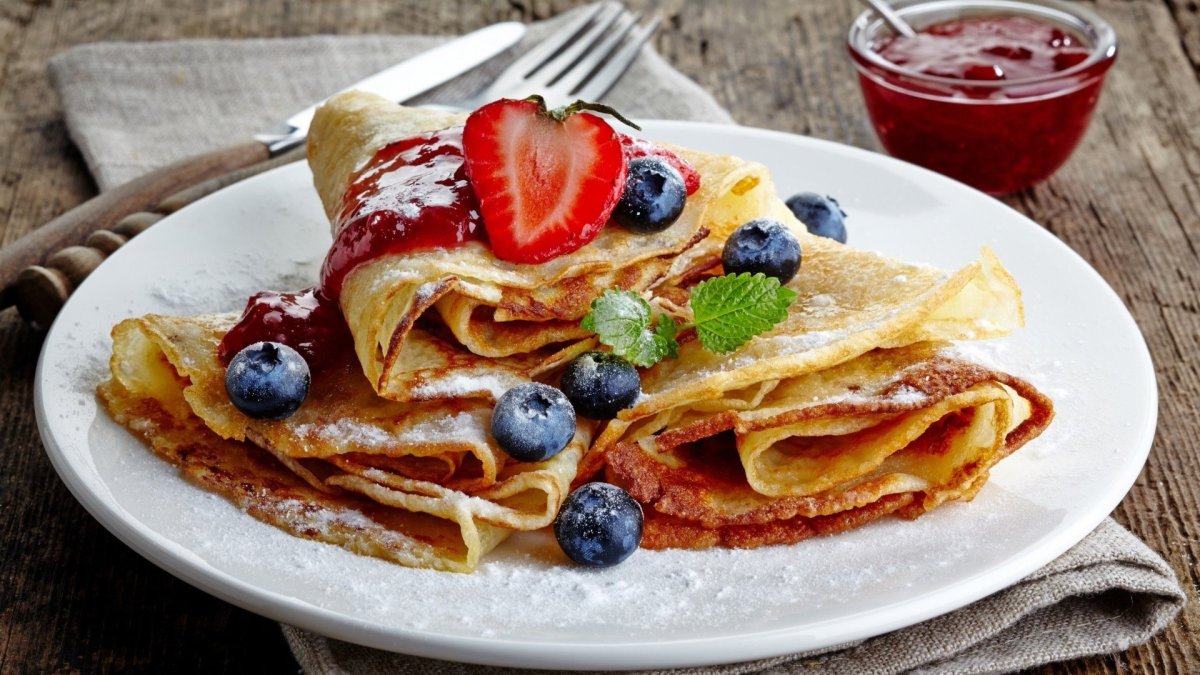 Блинчики с мороженым и фруктами